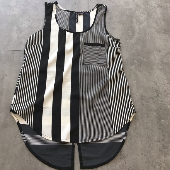 top with asymmetric pattern - Picture 3 of 5